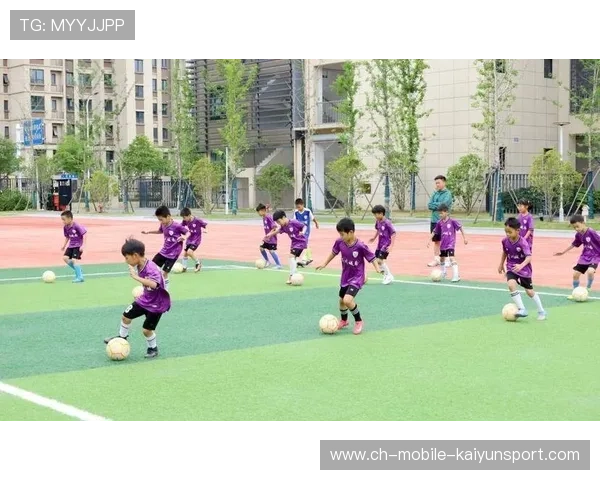 村超发源地少年走出大山 18名榕江孩子受邀赴苏超观赛见证足球梦想之旅 村超发源地少年走出大山 18名榕江孩子受邀赴苏超观赛见证足球梦想之旅