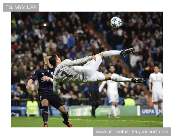 C罗身体素质逆天!倒钩动作标准到教学级别 C罗身体素质逆天!倒钩动作标准到教学级别