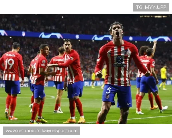 多特蒙德中路推进演练时罗伊斯两次精妙分球引队友喝彩