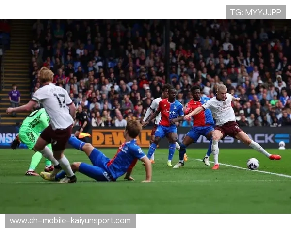 德布劳内一脚直塞穿透，曼城单刀到手