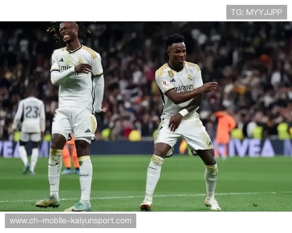 罗德里戈横敲维尼修斯轻松推射